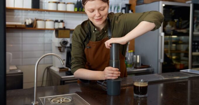 AeroPress Premium Walnut Brewer e macinacaffè manuale