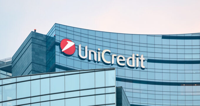 Logo di UniCredit con grafico finanziario