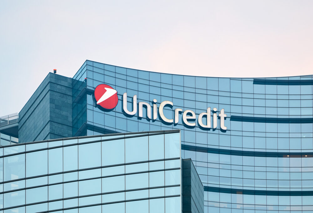 Logo di UniCredit con grafico finanziario