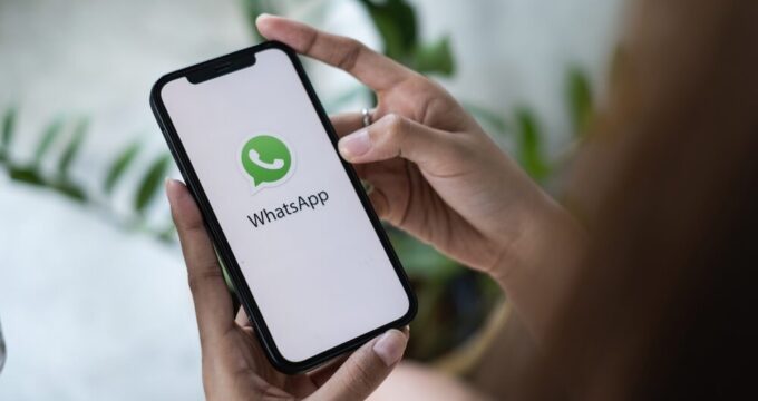 Screenshot della nuova interfaccia WhatsApp su iOS con la scheda 'Tu'