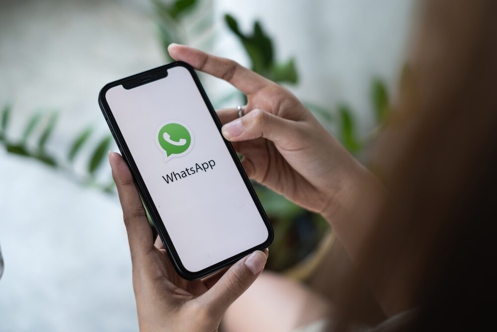 Screenshot della nuova interfaccia WhatsApp su iOS con la scheda 'Tu'