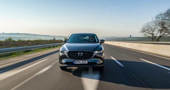 Nuova Mazda CX-30 2027 in un contesto urbano