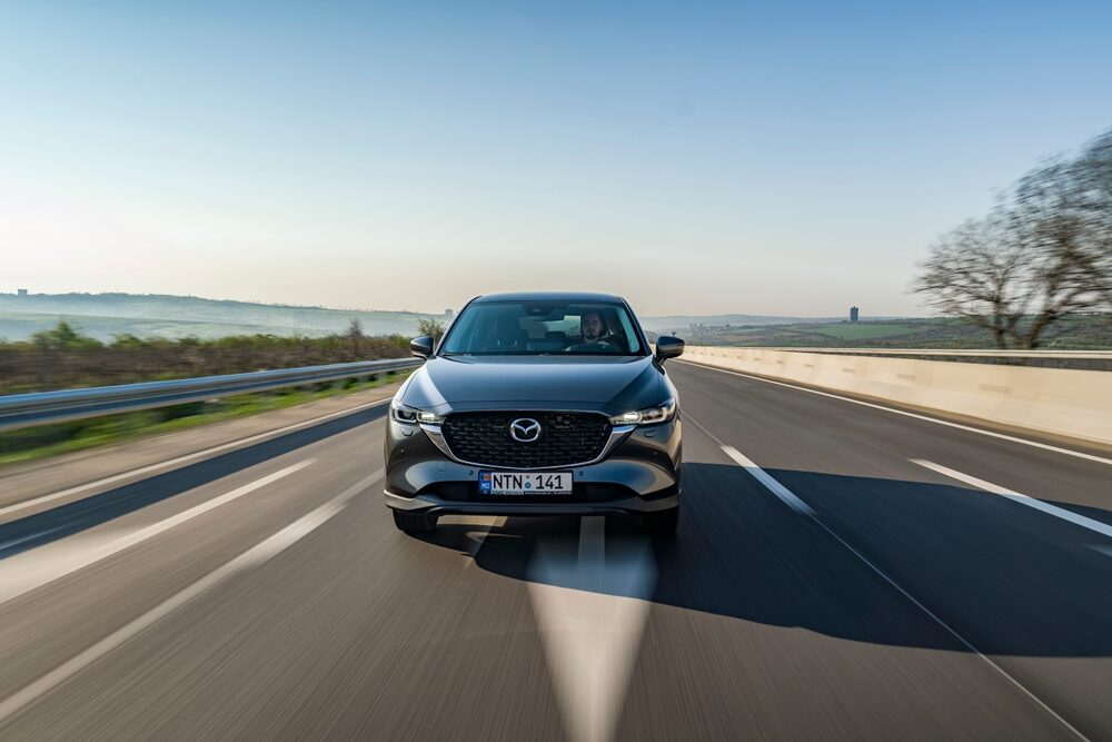 Nuova Mazda CX-30 2027 in un contesto urbano