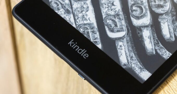 Kindle Paperwhite trasformato in assistente da scrivania